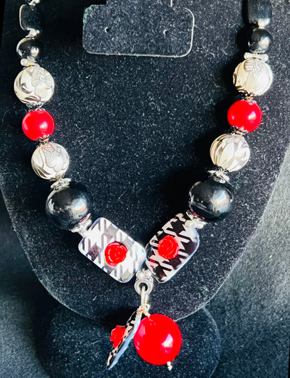 Graphic Floral Necklace