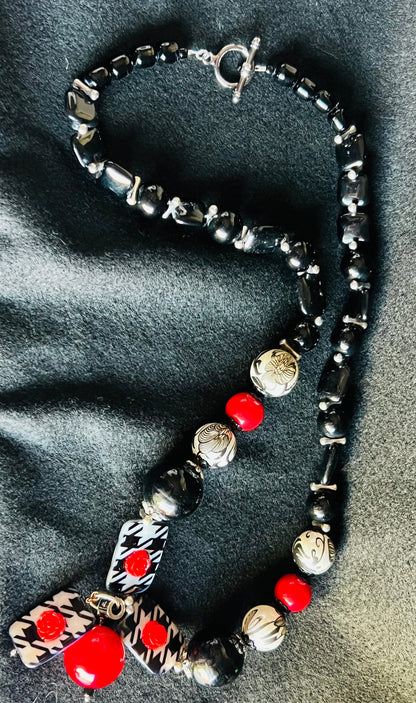 Graphic Floral Necklace